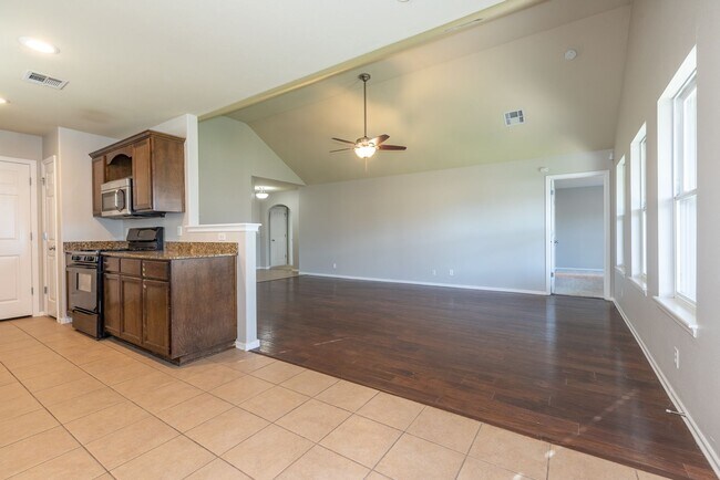 Building Photo - Charming 3 Bed/2 Bath near pool!