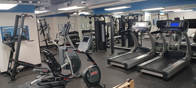 Building Photo - 2311 Pimmit Dr