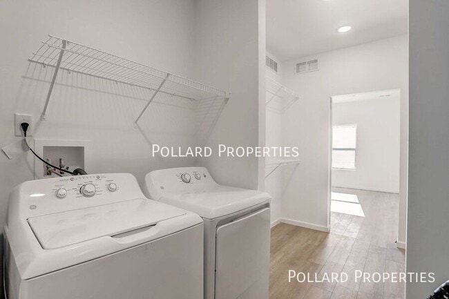 Building Photo - 819 Parkview Dr