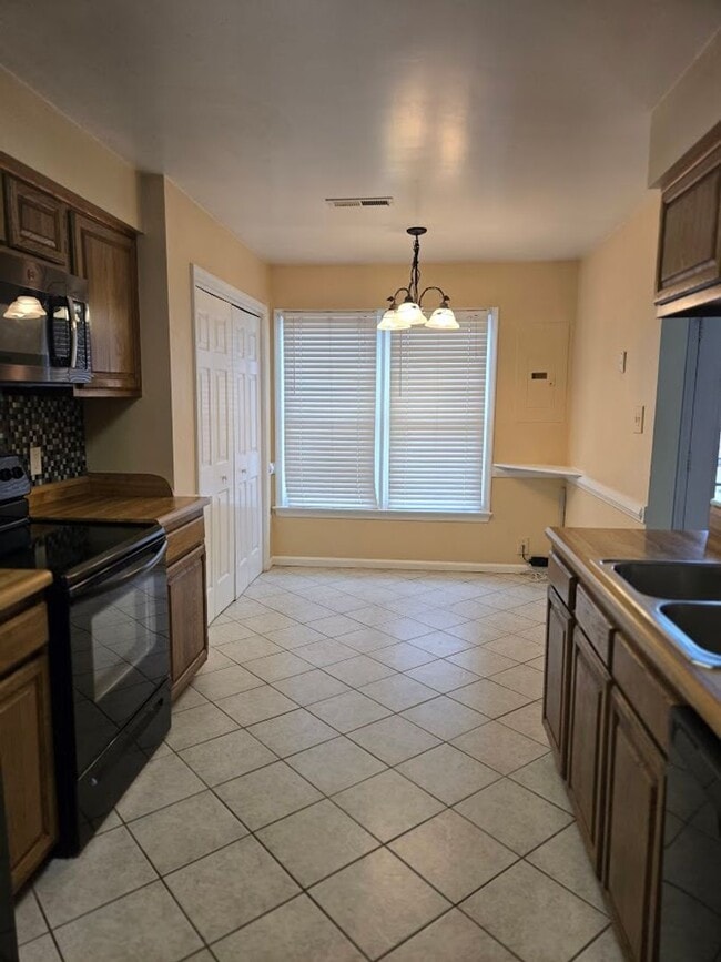 Building Photo - 3 Bedroom Townhouse in Virginia Beach