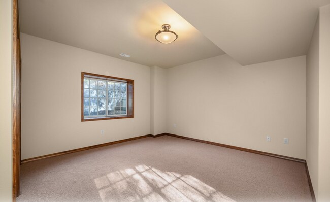 Building Photo - 1610 E Eagle Feather Ln