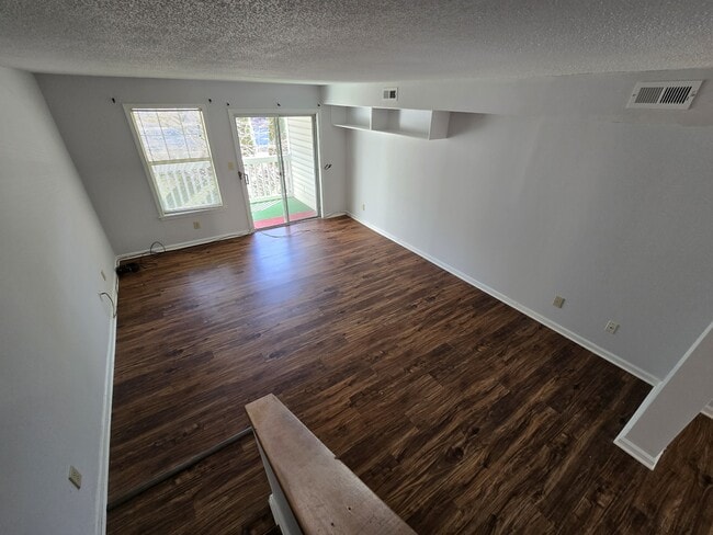 Building Photo - 117 Kingsbury Dr