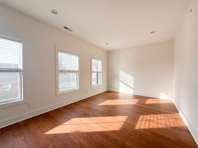 Building Photo - 4-Bedroom HOA Townhome with Pool Access Near Downtown Cookeville