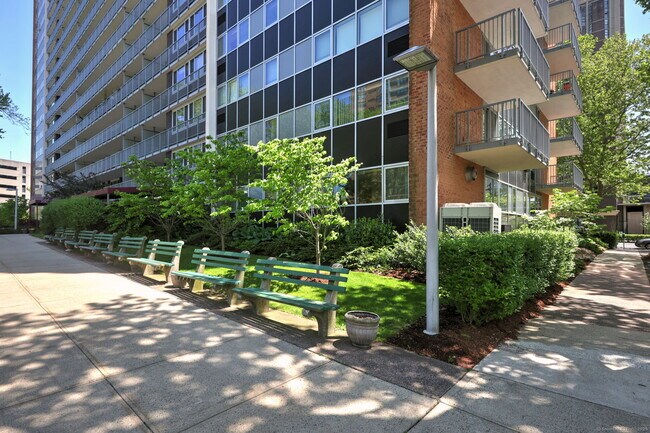 Building Photo - 100 York St