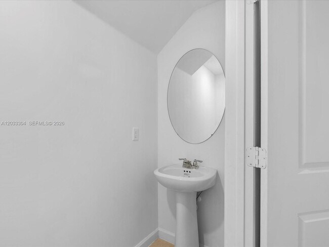 Building Photo - 106 SW 184th Ave