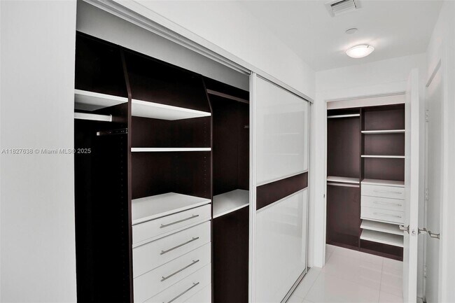 Building Photo - 900 Biscayne Blvd