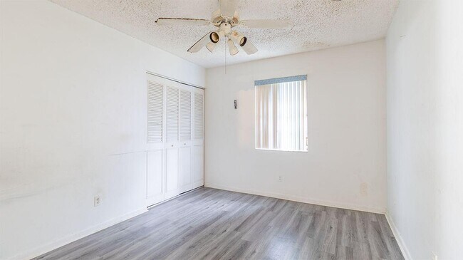 Building Photo - 604 Roselyn Ave