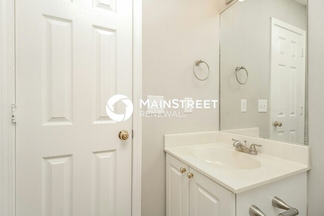 Building Photo - 3 Bedroom Pet-Friendly Home in Nashville, TN with Main Street Renewal