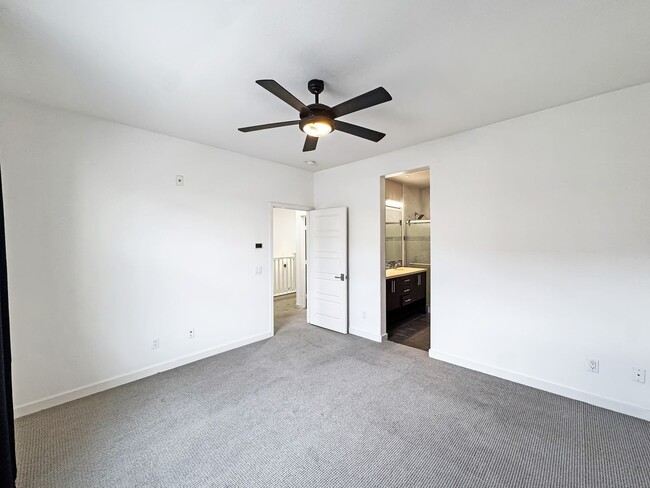 Building Photo - Beautiful 2B/2.5BA Townhouse in San Marcos!