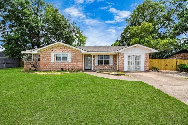 Building Photo - 811 Hillcrest Dr