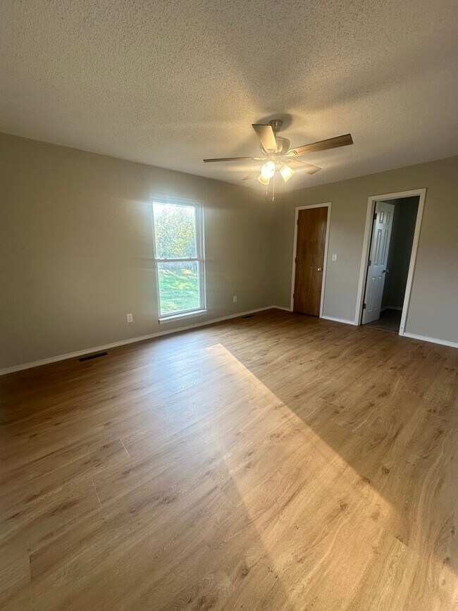 Building Photo - Welcome Home to Nixa Living!