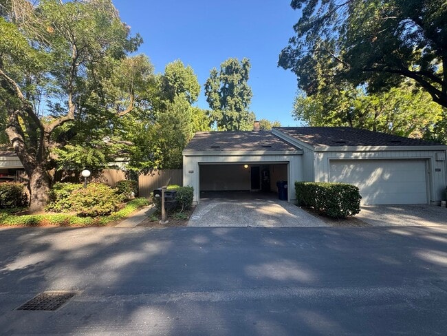 Building Photo - BEAUTIFUL 2 STORY CONDO IN THE CAMPUS COMMONS AREA!