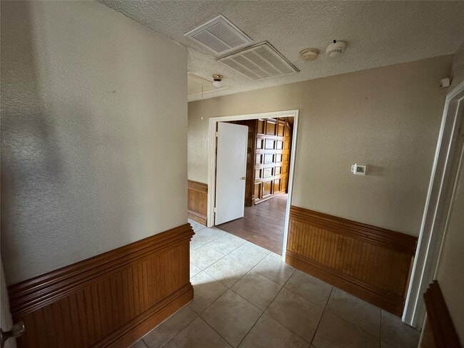 Building Photo - 1511 Ridgebriar Dr