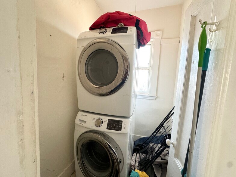 Building Photo - 10 Wave Ave