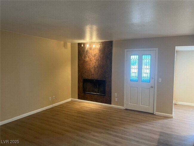Building Photo - 1604 Justin Pl