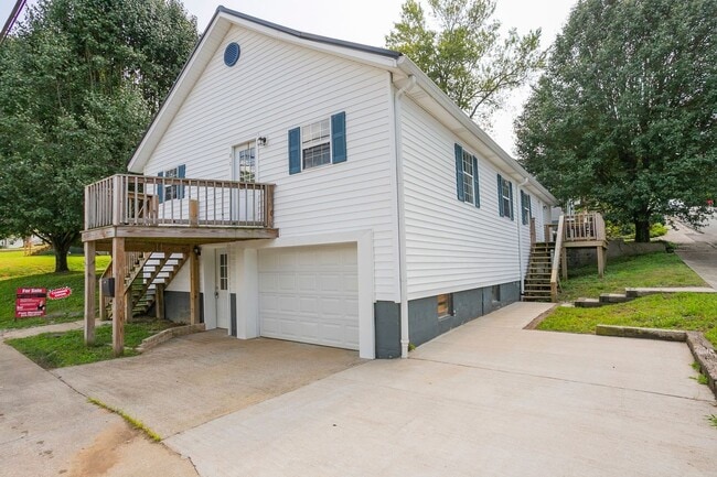 Building Photo - 3 Bed home in Carthage with large basement!