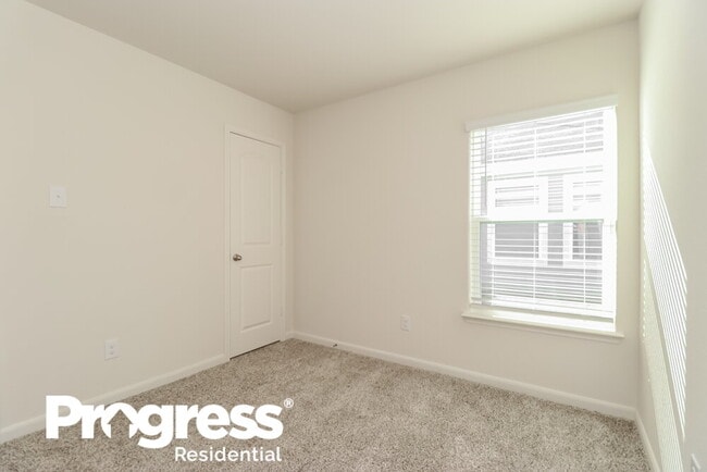 Building Photo - 1313 Woodwinds Dr