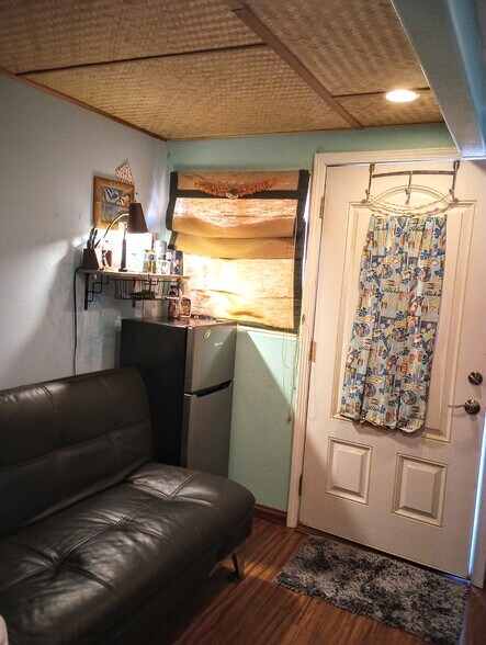 in unit 4.5’ Refrig. w/small top sep. freezer (Grocery is 8 min drive) - 281 Kaikea St