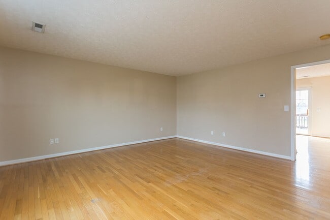 Building Photo - Spacious 3-Bedroom Townhome with Garage in a Prime Harrisonburg Location!