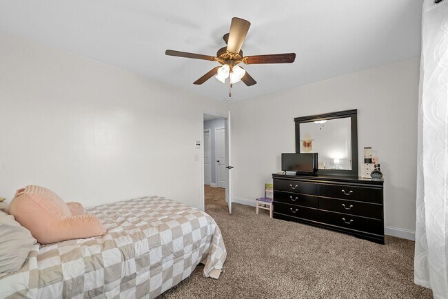 Building Photo - Pet Friendly Four Bedroom with Bonus!