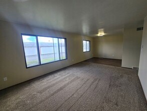 Building Photo - 2 Bedroom 1.5 Bath - Brand new renovations