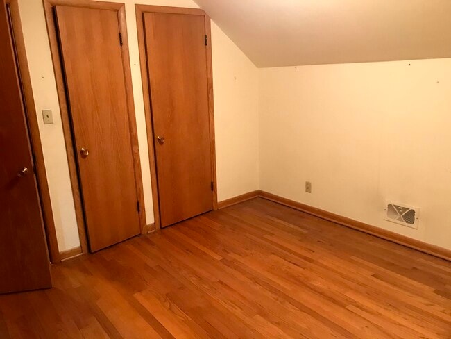Building Photo - 207 Crescent Dr