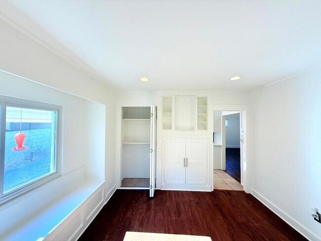 Building Photo - 4447 Lockwood Ave