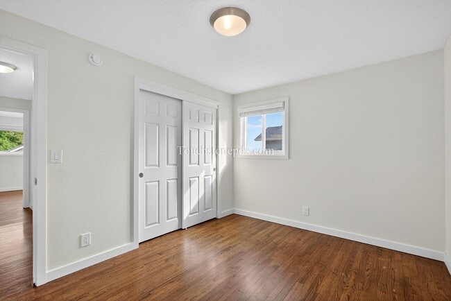 Building Photo - Tranquil West Linn Living Near Parks and S...