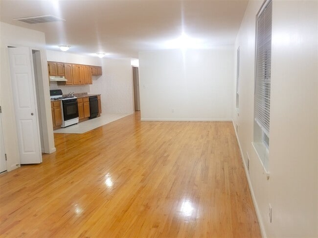 Building Photo - 319 Danforth Ave