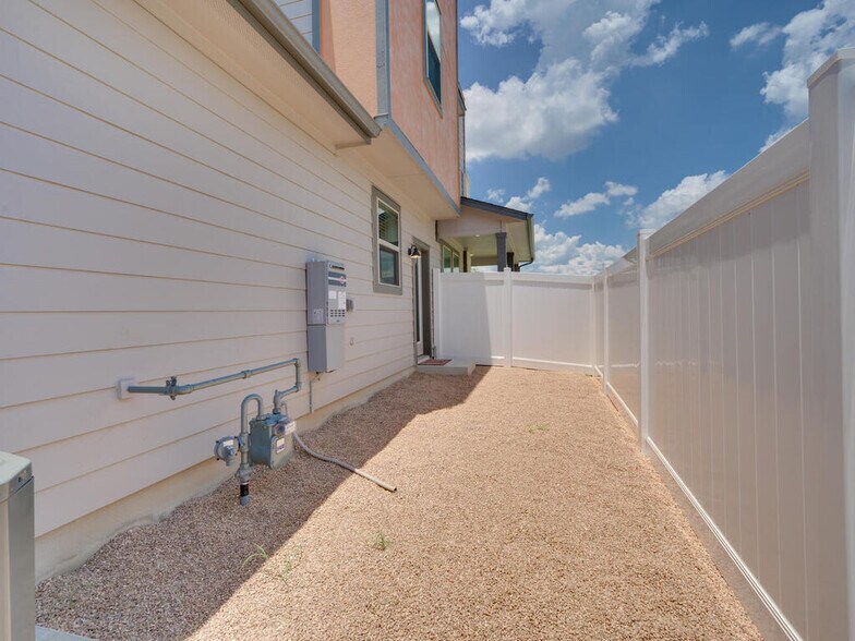 Building Photo - 7700 Dylan Dr