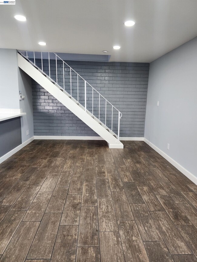 Building Photo - 4985 N Holt Ave