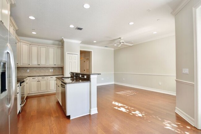 Building Photo - Stunning 2/2.5 Spacious Townhome with a Lo...