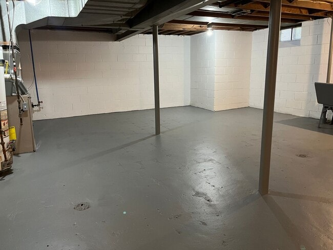 Building Photo - Lovely renovated 3 bedroom house