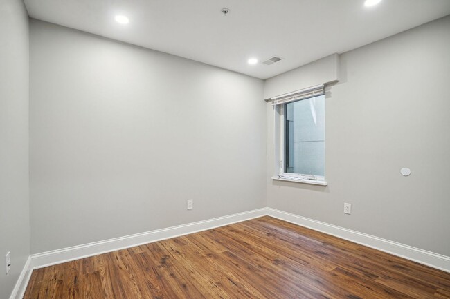 Building Photo - Available Now! 2 Bed 1 Bath Near Howard!