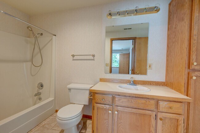 Building Photo - 2 Bed 2 Bath Apartment with a View