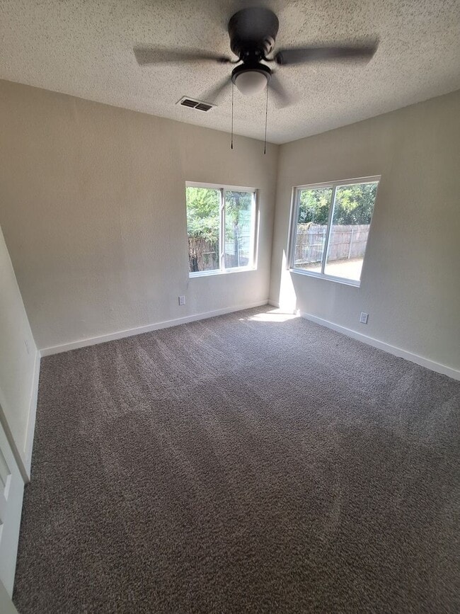Building Photo - 3 bedroom, 1 bath