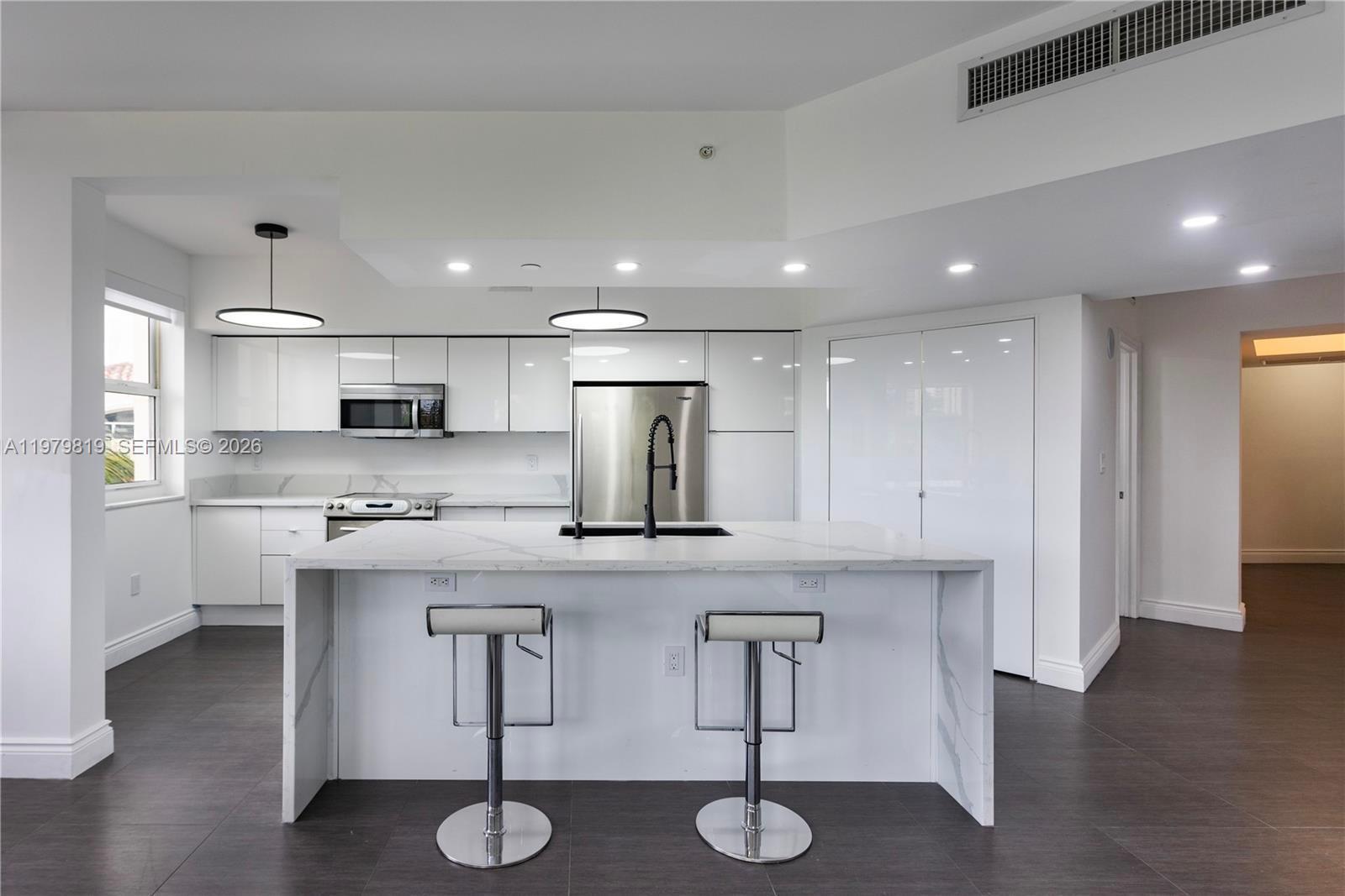 Building Photo - 19900 E Country Club Dr