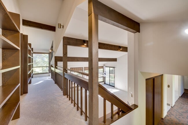 Building Photo - Mid Century Charming Bothell Retreat on 10...