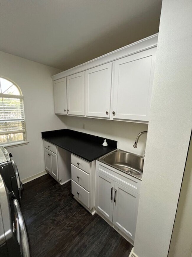 Building Photo - Beautiful and completely Renovated 3/2 fen...