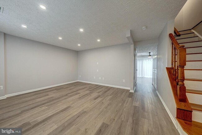 Building Photo - 6320 Lightburn Ct