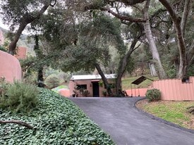 Building Photo - 1722 Oak Dr