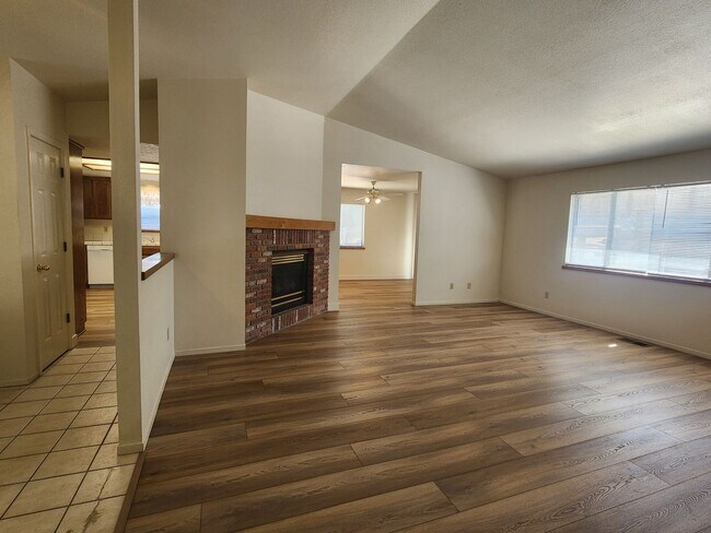 Building Photo - Home For Rent in Sunridge