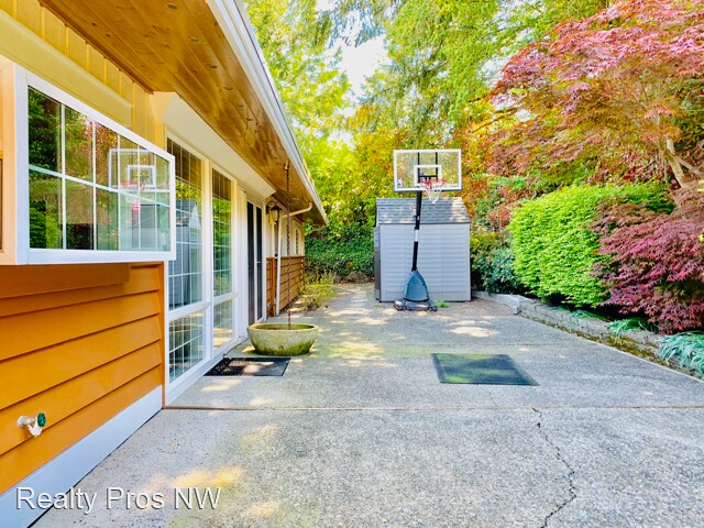 Building Photo - 3 br, 2.5 bath House - 1845 Evergreen Poin...