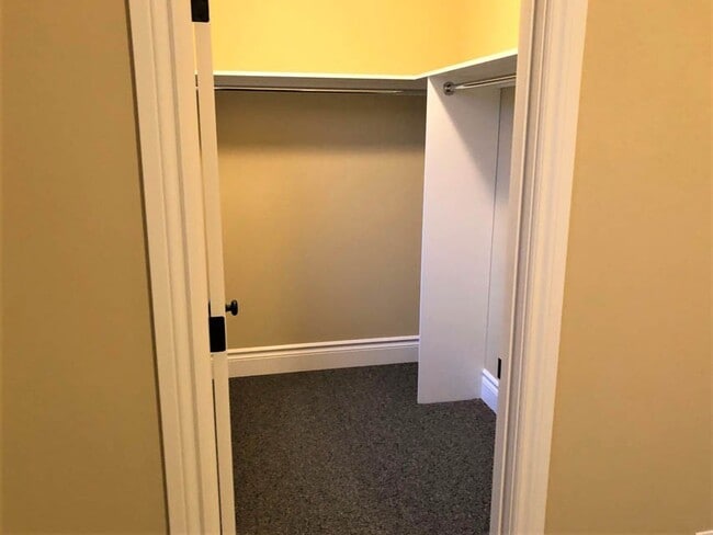 Building Photo - 4 Bed 4 bath Close to OSU