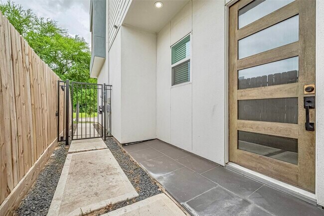 Building Photo - 3510 Hadley St