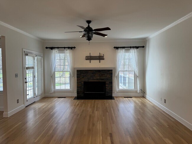 Building Photo - Stunning 4BR Executive Style Home in Brentwood