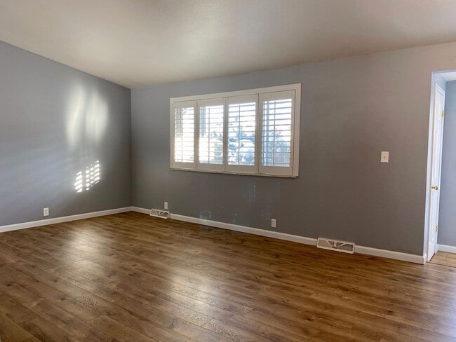 Building Photo - Spacious Tri-Level Home Featuring 4BD/2.5B...