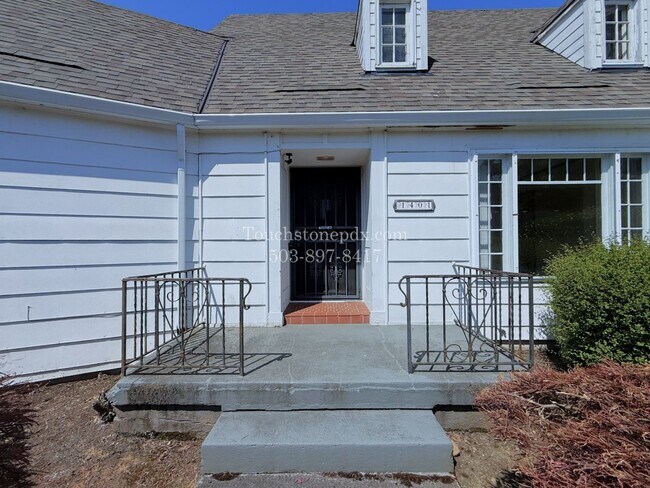 Building Photo - MOVE IN SPECIAL! ONE MONTH FREE! Timeless SE Portland 3 Bed Home w/Backyard, Hardwood Floors, & B...