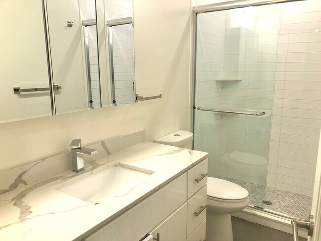 Building Photo - Large multi level 2Bd/1.5 Bth with heated ...