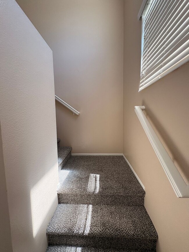 Building Photo - 4 Bed, 2.5 Bath in Riverside!